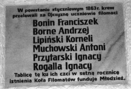 Replika tablicy z 1933 r. umieszczonej w auli LO w Chojnicach.