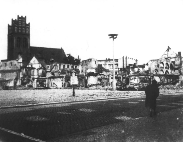 Rynek w centrum Lęborka - rok 1945.