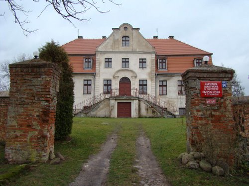 Na zdj. Pochodzący z XVI wieku dwór rodu von Borck  w Strzemielu ( dawniej nazwa niem. Stramehl,)w powiecie Łobeskim. Tu urodziła się słynna Sydonia Bork. 