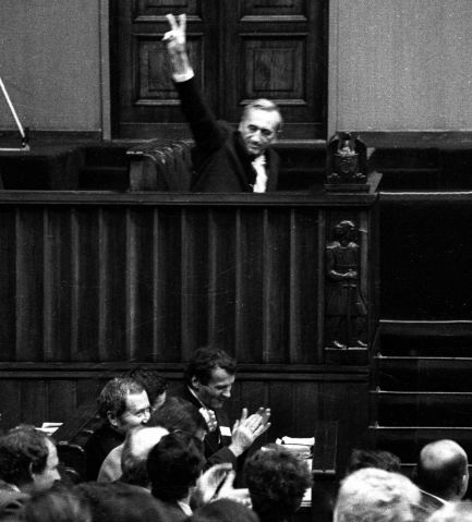 Historyczna chwila: 12.09.1989 r. Sejm X kadencji udzielił wotum zaufania rządowi Tadeusza Mazowieckiego (fot. arch. PAP)