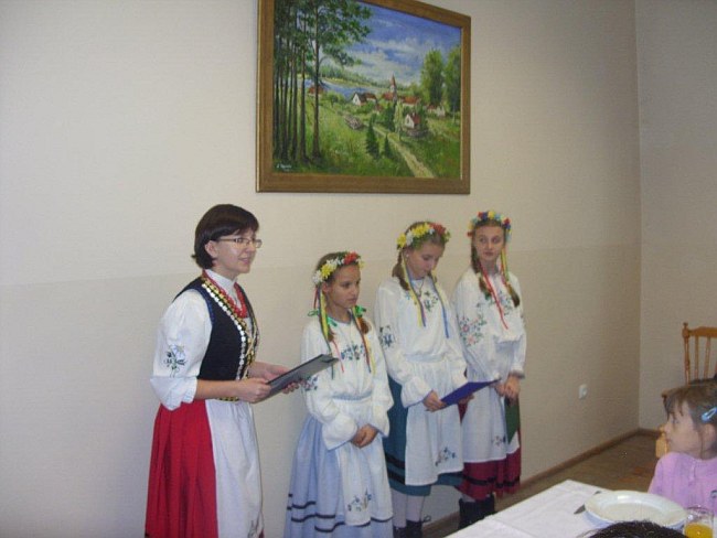Karolina Keller i jej uczennice z SP nr w Słupsku