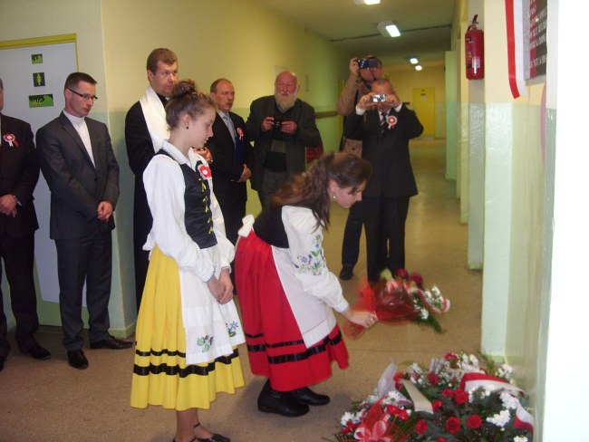 4.Kwiaty składają uczennice ZS w Brzeźnie Szlacheckim. W tyle z brodą Zdzisław Zmuda Trzebiatowski z Gdyni.
