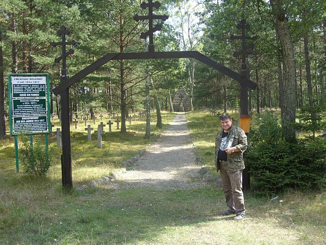 Andrzej Szutowicz (autor) przed wejściem na czerski cmentarz jeniecki z okresu 1. wojny światowej.