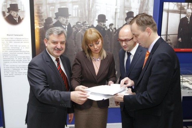 Senator Kleina i poseł Konwiński przekazują podpisy mieszkańców Słupska za poparciem ringu miejskiego / fot. archiwum