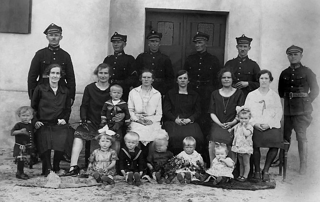 Łakie 1927  r.Strażnicy celni miejscowej Placówki. Trzecia rodzina od lewej Hoły.Własność Jacek Plak