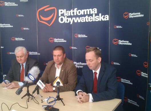 Od lewej: Wiesław Kamiński (szef koła PO w Ustce), Wojciech Krasucki ( kandydat na burmistrza Ustki), Zbigniew Konwiński ( przewodniczący powiatu słupskiego PO) / fot. GK