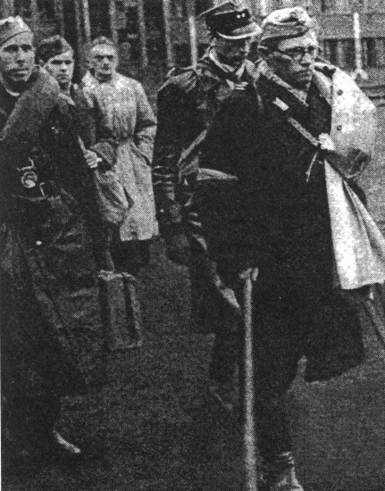Batalion „Sokół” wychodzi do niewoli na czele mjr Janek ( Eugeniusz Morozowicz); za nim kpt. „Zgierski” (Ryszard Borejko); po lewej kpt. „Skała” (Alfons Laska). (Arch. Filmowe – WFDiF)