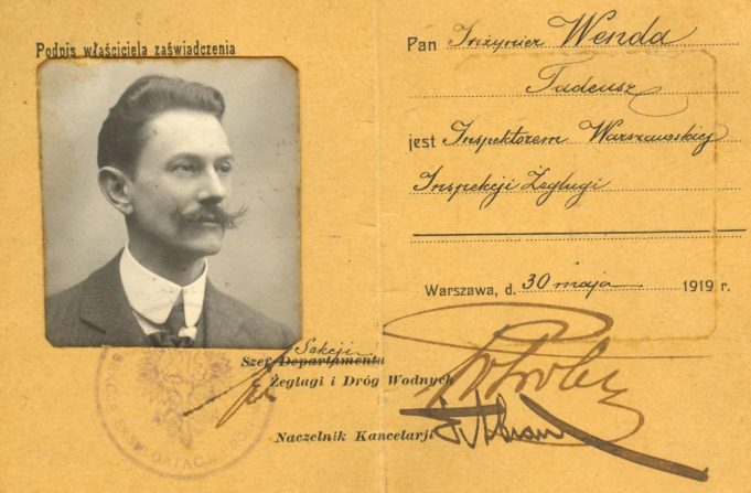 Tadeusz Wenda na fotografii z 1918 roku w zaświadczeniu Warszawskiej Inspekcji Żeglugi. Źródło: Muzeum Miasta Gdyni